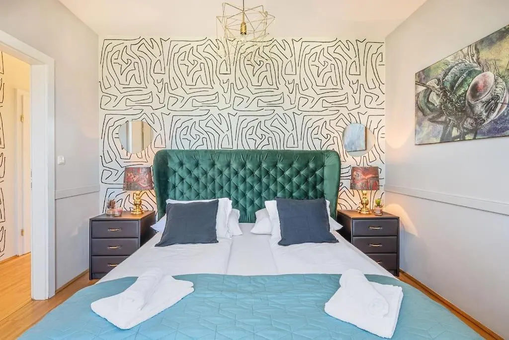 2 Seperate Full Apartments / 5 Bedroom / Rooftop / Vídeň