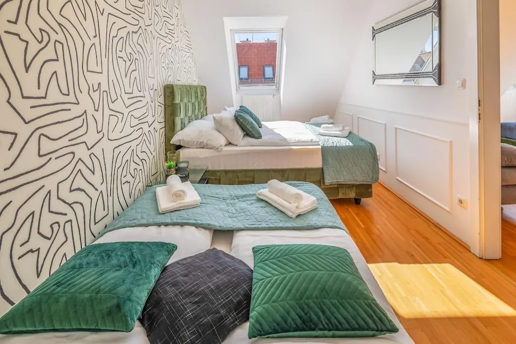 2 Seperate Full Apartments / 5 Bedroom / Rooftop / Vídeň
