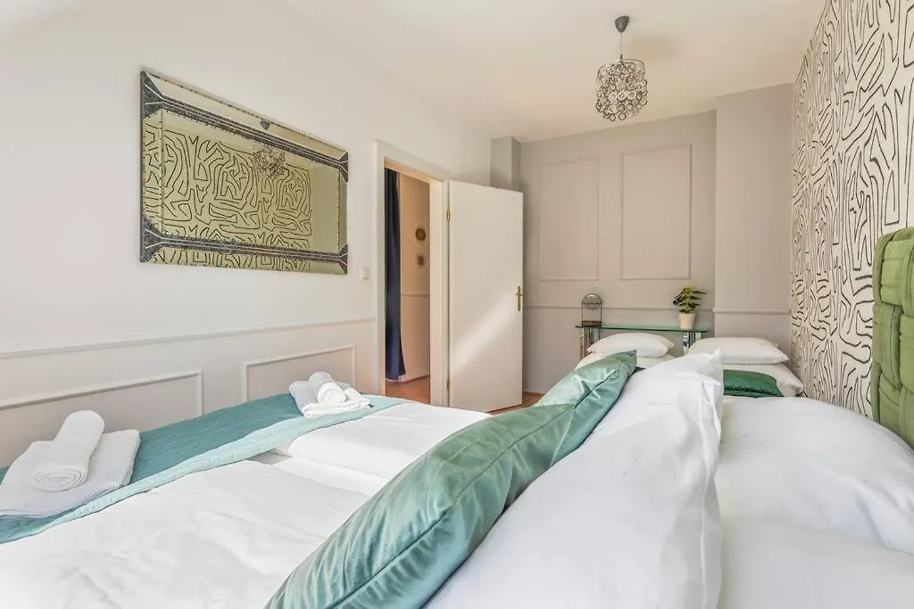2 Seperate Full Apartments / 5 Bedroom / Rooftop / Vídeň