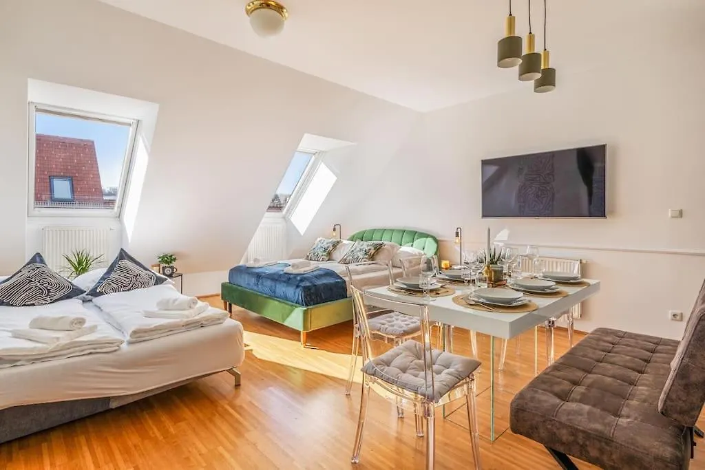 2 Seperate Full Apartments / 5 Bedroom / Rooftop / Vienna