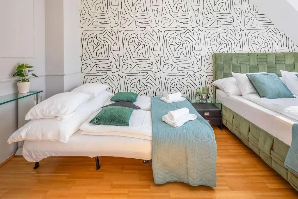 2 Seperate Full Apartments / 5 Bedroom / Rooftop / Vienna 0*,