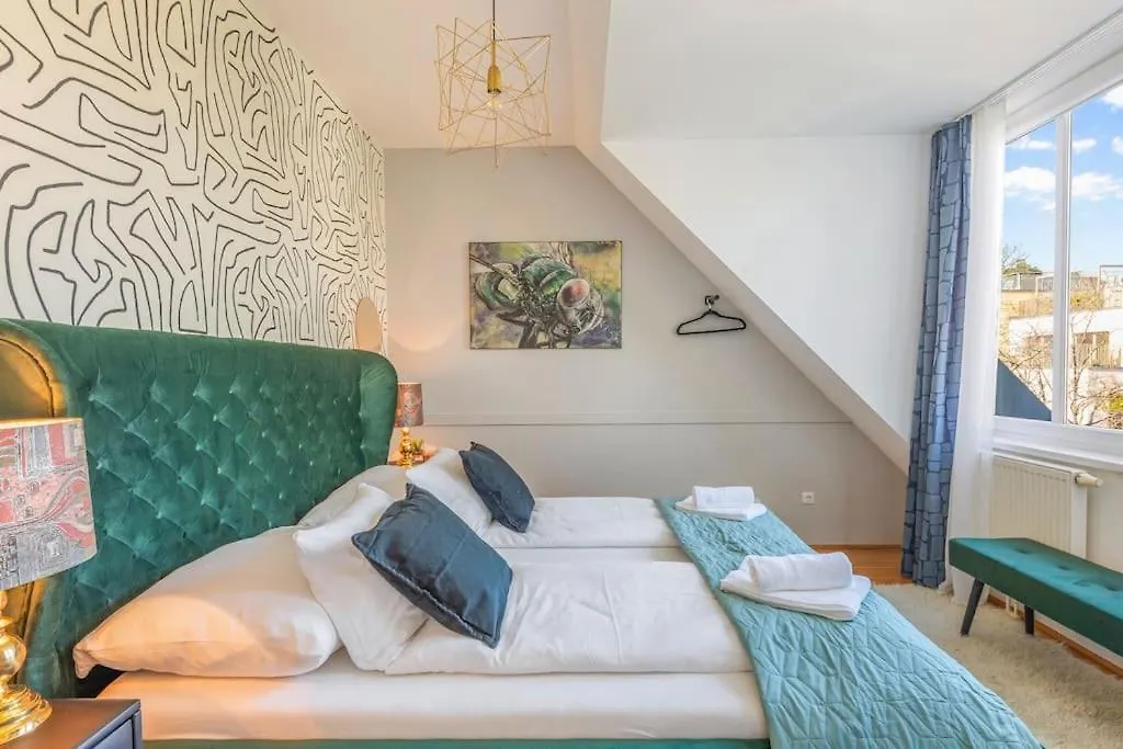 2 Seperate Full Apartments / 5 Bedroom / Rooftop / Vienna Austria