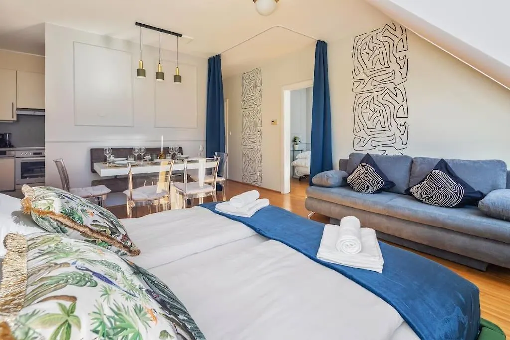 2 Seperate Full Apartments / 5 Bedroom / Rooftop / Vienna Austria